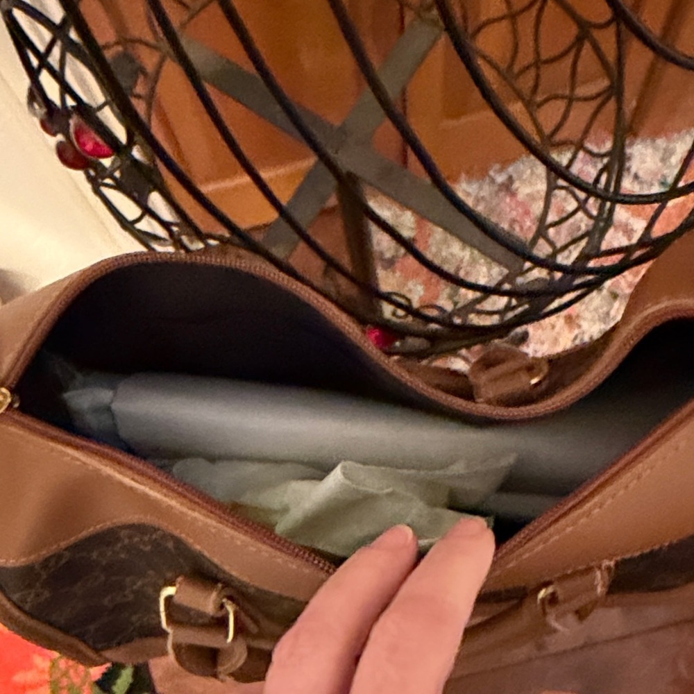 👜👜👜bogoho 👜👜👜Elegant Tan and Black Designer Satchel - Picture 3 of 9